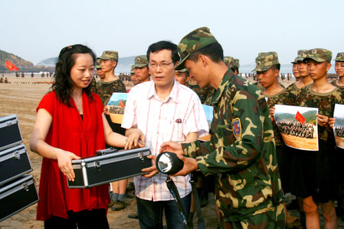 公司老总慰问南京军区驻浙红军团